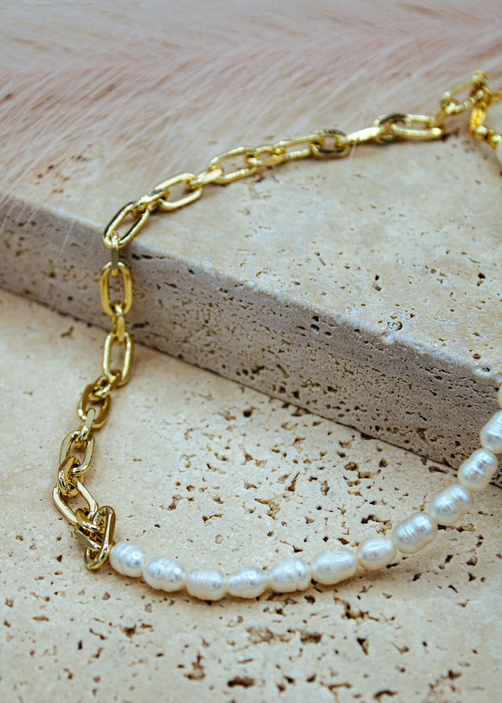 DAINTY PEARL CHOKER